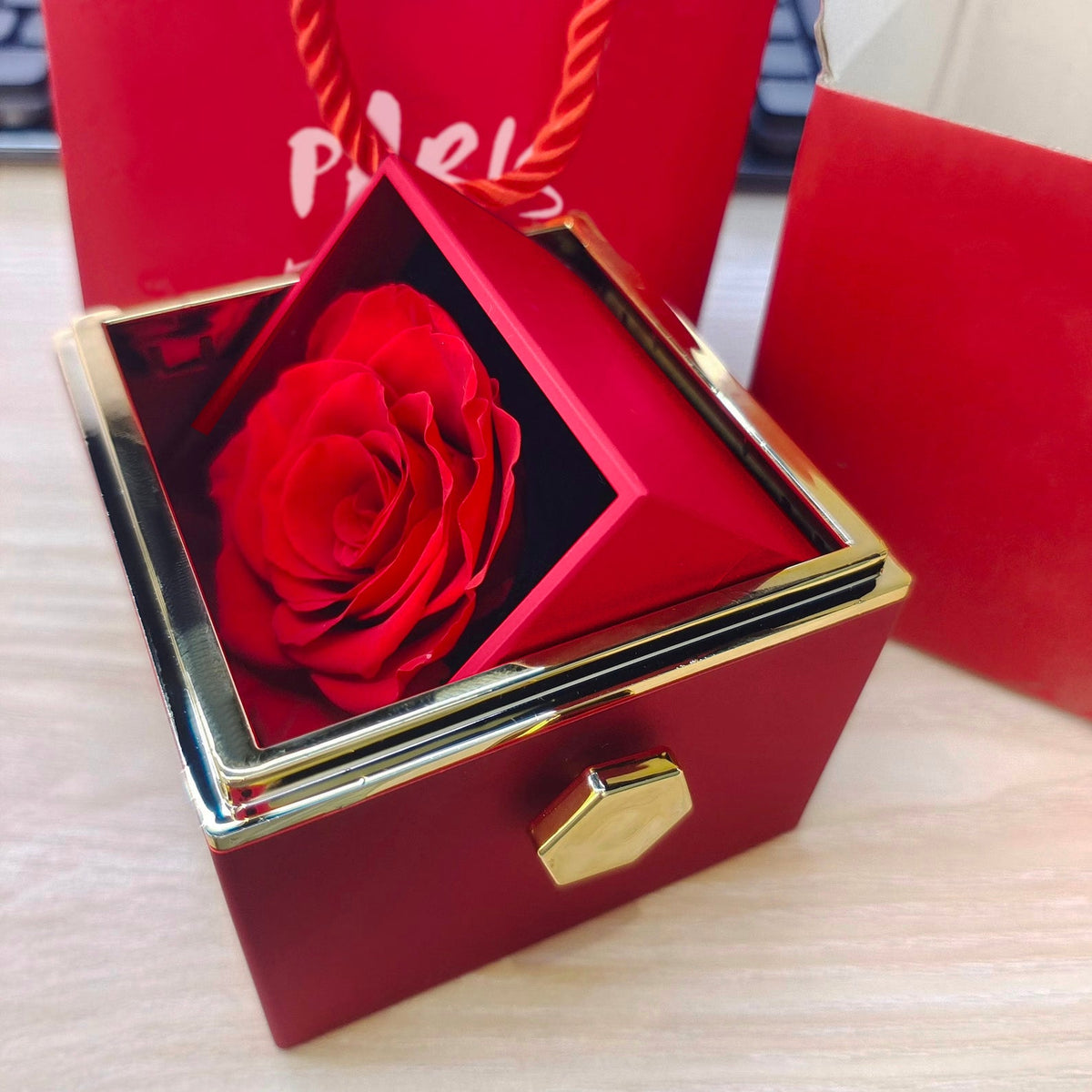 Idée cadeau copine : coffret rose éternelle avec collier gravé